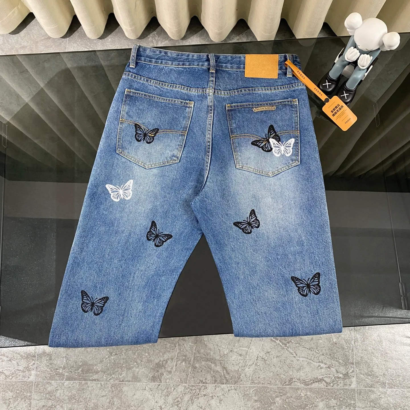 P230 Chrome Hearts 2025 new rare three-color butterfly print couple's washed loose jeans. High version, high version, top ceiling quality. Styles with different washed textures, very friendly to people with thin legs and thick legs. The straight version is very flattering to the leg shape. Moderate length that never goes out of style, easy to match with casual, basic styling for various styles, a must-have in the wardrobe! The fabric is stiff but also makes the upper body soft without losing texture. The washing process is even more perfect. It is a must-have item for everyone! ! ! Washed wheat, hang tag, pants label, three labels complete Color: blue Size: 28, 30, 32, 34